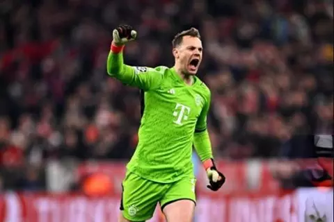 "بعد غيابه لنهاية العام".. كومباني يعلق على إصابة نوير بكسر في الضلوع